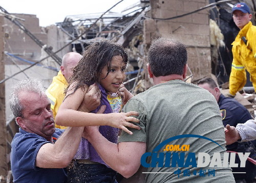 美國(guó)俄克拉荷馬市郊遭龍卷風(fēng)重創(chuàng) 近百人死亡