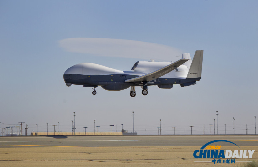 美國海軍型MQ-4C全球鷹無人偵察機(jī)成功首飛