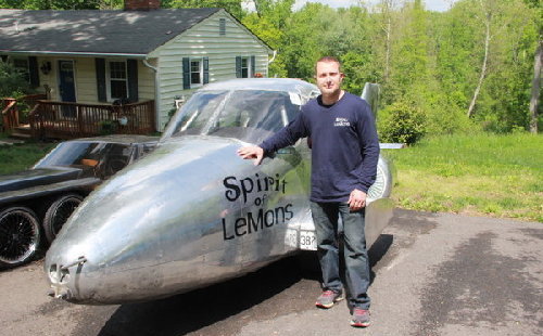 美國男子將廢棄飛機改裝成汽車 拉風(fēng)上路引圍觀