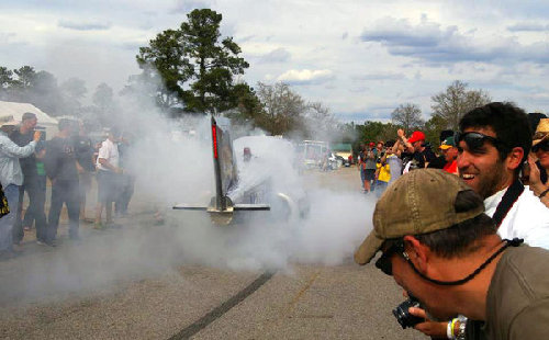 美國男子將廢棄飛機改裝成汽車 拉風(fēng)上路引圍觀