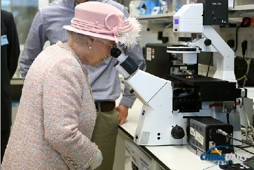 組圖：英女王乘公交 為孫媳生育做調研