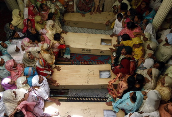 圖:巴基斯坦校車爆炸17名小學(xué)生和1名教師遇難