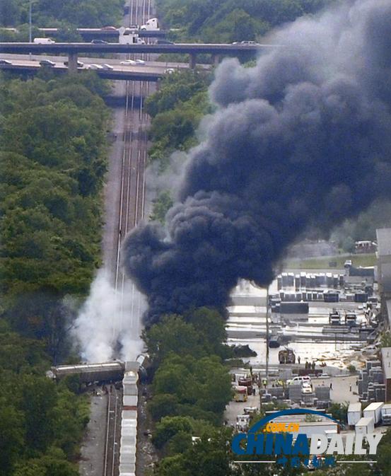 美國火車與卡車相撞致脫軌 載有化學品起火冒黑煙