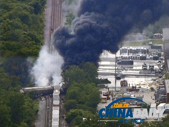 美國火車與卡車相撞致脫軌 載有化學品起火冒黑煙