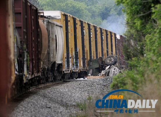 美國火車與卡車相撞致脫軌 載有化學品起火冒黑煙