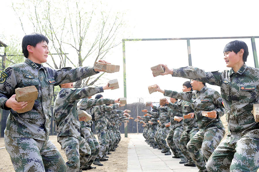 戰(zhàn)場上沒女人：女特種兵像男兵一樣嚴(yán)酷訓(xùn)練