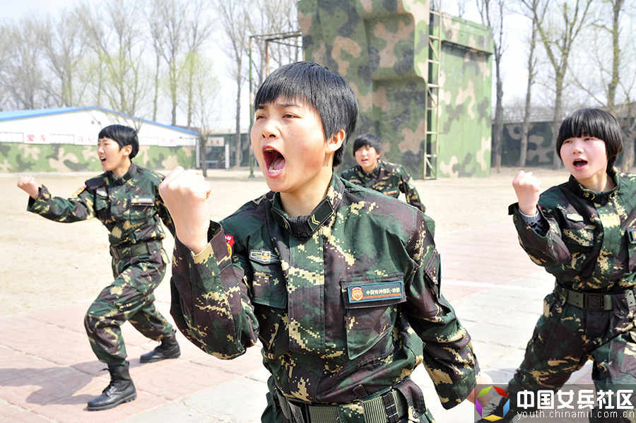 戰場上沒女人：女特種兵像男兵一樣嚴酷訓練