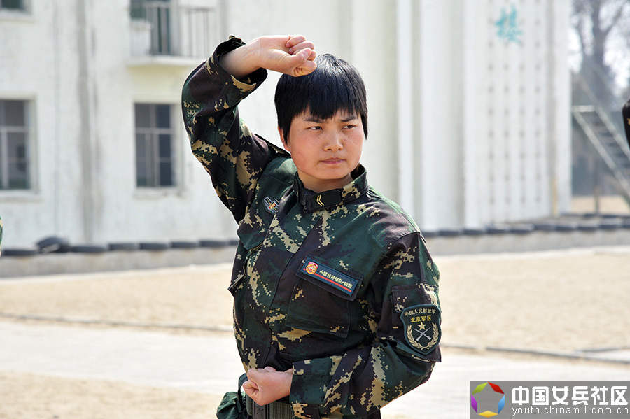 戰(zhàn)場上沒女人:女特種兵像男兵一樣嚴(yán)酷訓(xùn)練