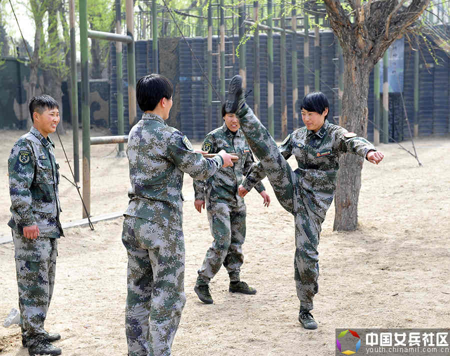 戰(zhàn)場上沒女人：女特種兵像男兵一樣嚴(yán)酷訓(xùn)練