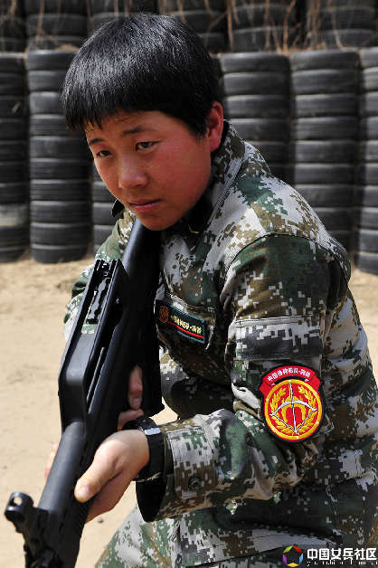 戰場上沒女人：女特種兵像男兵一樣嚴酷訓練