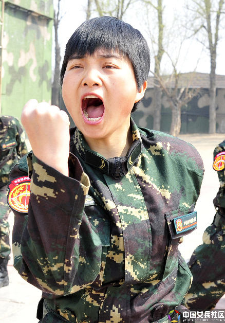 戰場上沒女人：女特種兵像男兵一樣嚴酷訓練