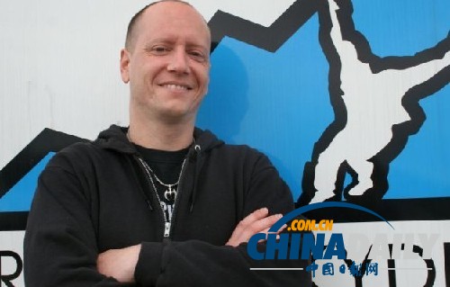 美國海軍跳傘教練高空擊碎12塊木板破紀錄