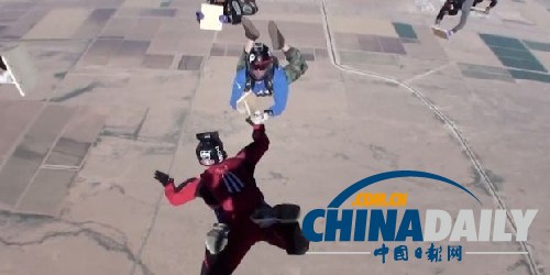 美國海軍跳傘教練高空擊碎12塊木板破紀錄