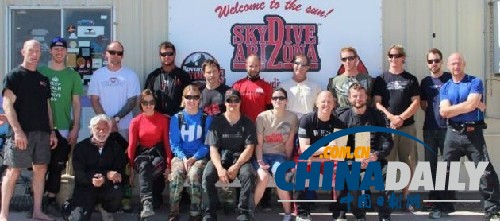 美國海軍跳傘教練高空擊碎12塊木板破紀錄