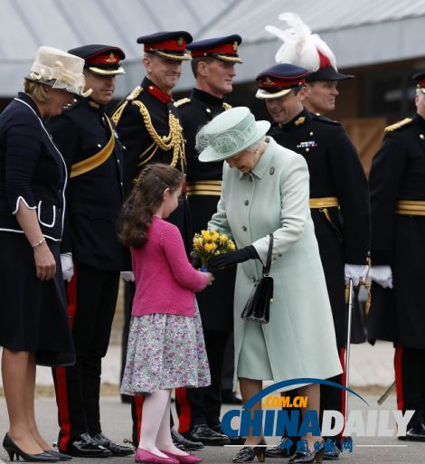 英女王慰問(wèn)倫敦遭襲士兵所在軍營(yíng) 檢閱皇家炮兵部隊(duì)
