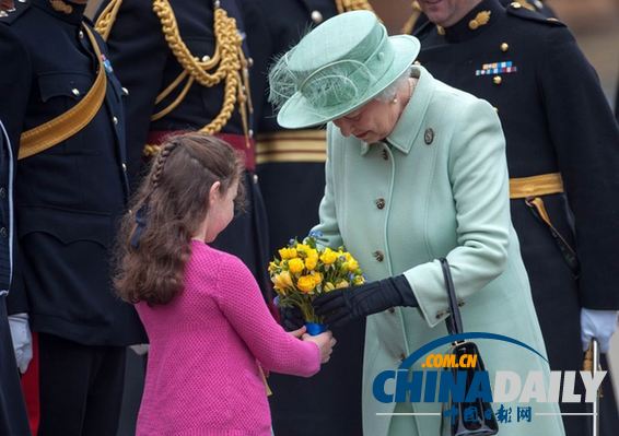 英女王慰問倫敦遭襲士兵所在軍營 檢閱皇家炮兵部隊(duì)