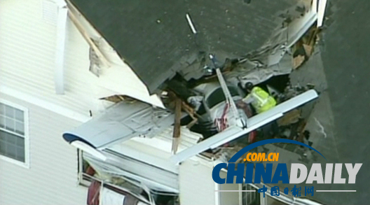 美國小型飛機墜入民宅起居室 機上兩人僅受輕傷