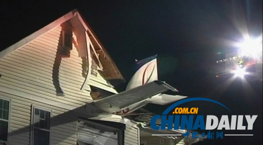 美國小型飛機墜入民宅起居室 機上兩人僅受輕傷