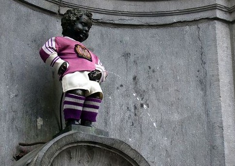 比利時小尿童開始“尿”牛奶 呼吁關注非洲牛奶短缺