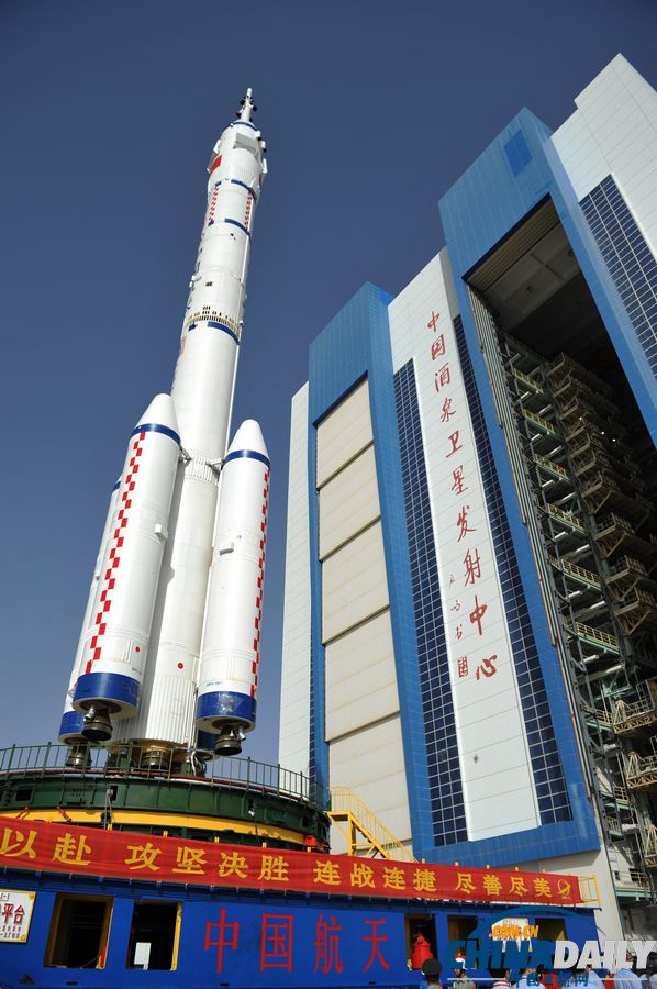 神舟十號船箭組合體轉運至發射區