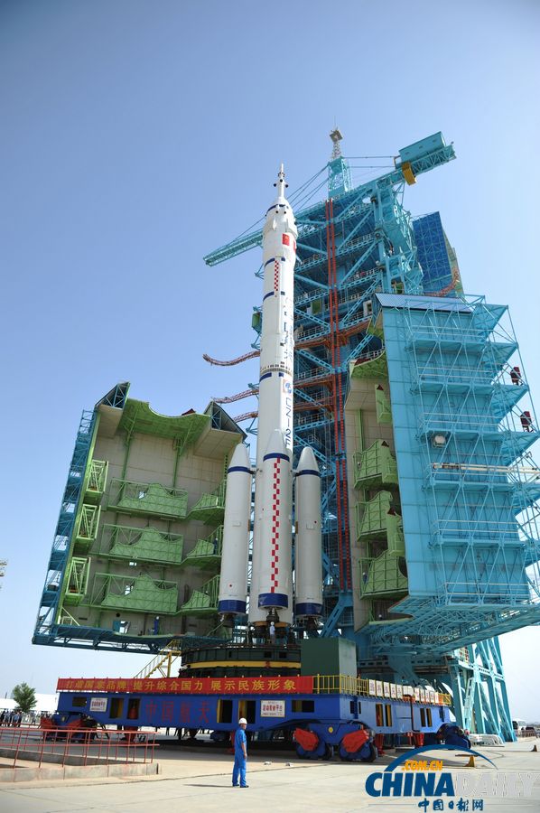 神舟十號船箭組合體轉運至發射區