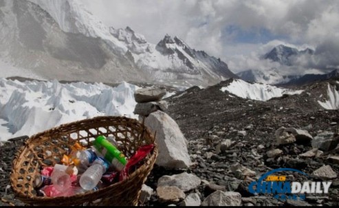 珠峰正成垃圾場 10噸垃圾待清理