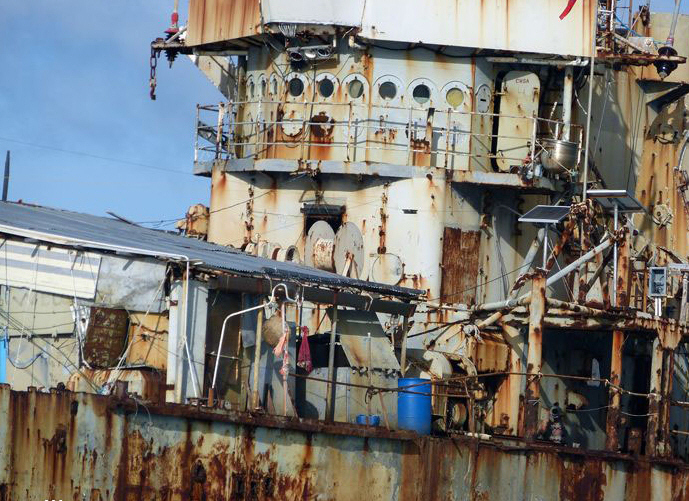 高清：日本記者登上我仁愛礁菲律賓坐灘艦 近距拍攝