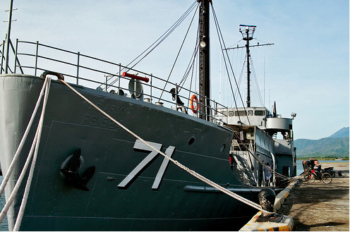 高清：日本記者登上我仁愛礁菲律賓坐灘艦 近距拍攝