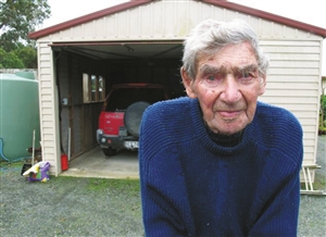 英國105歲高齡司機(jī)不服老 稱能開多久就開多久