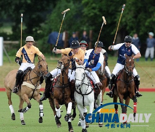 威廉哈里參加馬術比賽 引瘋狂女粉絲拍照圍觀