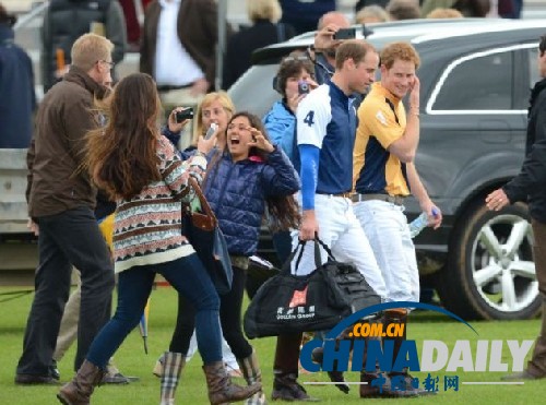 威廉哈里參加馬術比賽 引瘋狂女粉絲拍照圍觀