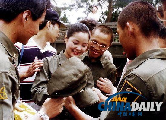 組圖：鄧麗君勞軍罕見(jiàn)照 獻(xiàn)吻阿兵哥