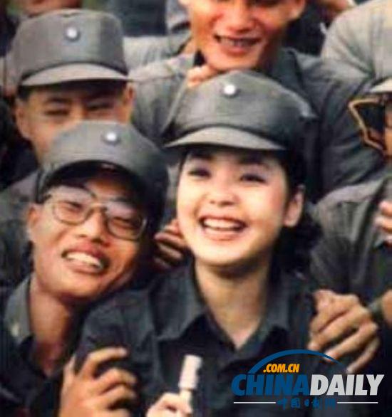 組圖：鄧麗君勞軍罕見照 獻(xiàn)吻阿兵哥