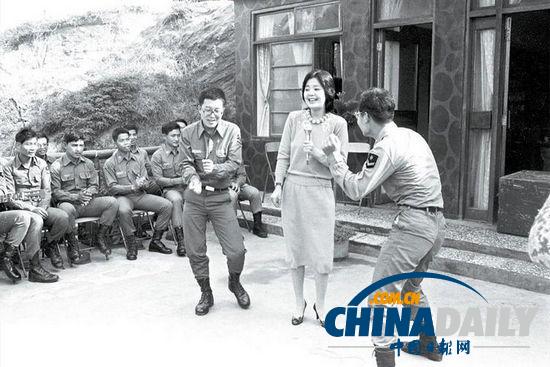 組圖：鄧麗君勞軍罕見(jiàn)照 獻(xiàn)吻阿兵哥