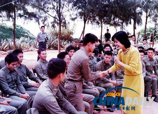 組圖：鄧麗君勞軍罕見照 獻吻阿兵哥