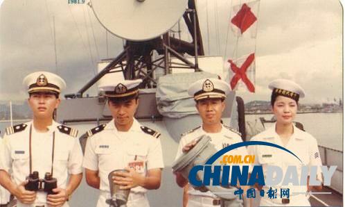 組圖：鄧麗君勞軍罕見照 獻吻阿兵哥