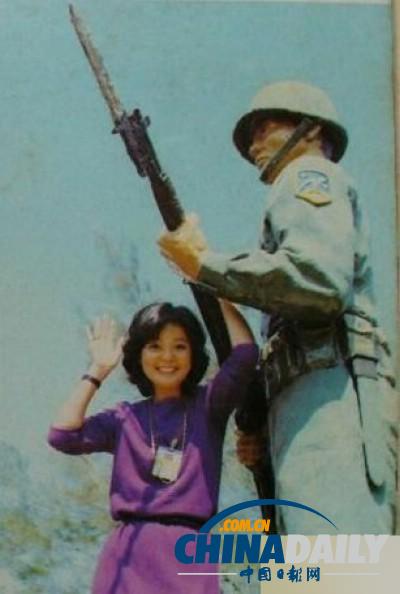組圖：鄧麗君勞軍罕見照 獻吻阿兵哥