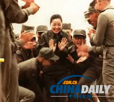 組圖：鄧麗君勞軍罕見照 獻吻阿兵哥