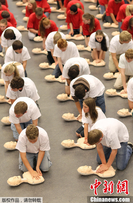 德國約600學(xué)生同時練習(xí)心臟復(fù)蘇 欲創(chuàng)世界紀(jì)錄