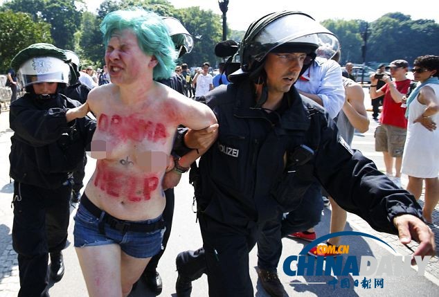 奧巴馬柏林演講呼吁削減戰(zhàn)略核武 女權運動者半裸示威求助