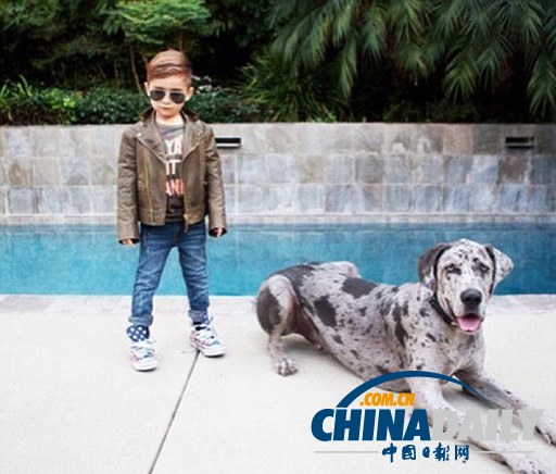 美國5歲男孩穿著時尚愛拍照愛分享 引領(lǐng)網(wǎng)絡炫酷風
