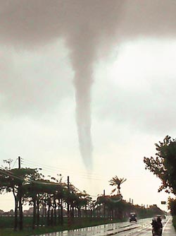 臺南昨日傍晚突現龍卷風 持續十余分鐘(圖)