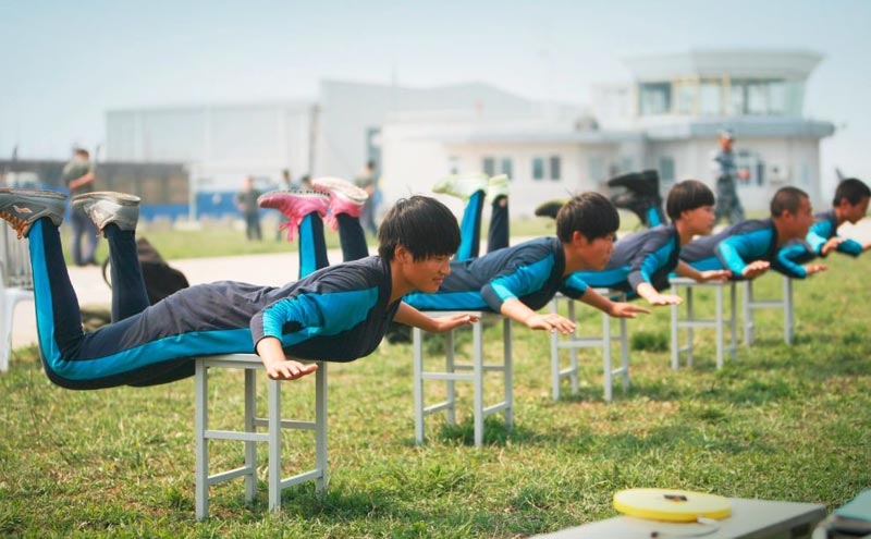 揭秘八一跳傘隊：“魔鬼訓練”每天摔30下