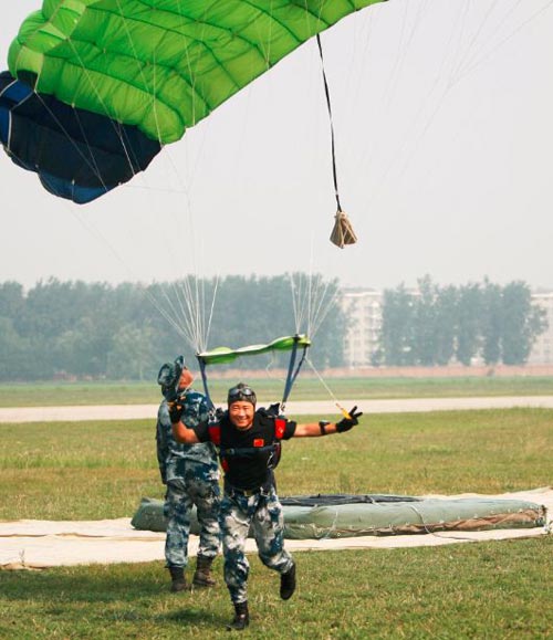 揭秘八一跳傘隊：“魔鬼訓練”每天摔30下