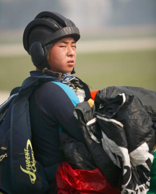 揭秘八一跳傘隊：“魔鬼訓練”每天摔30下