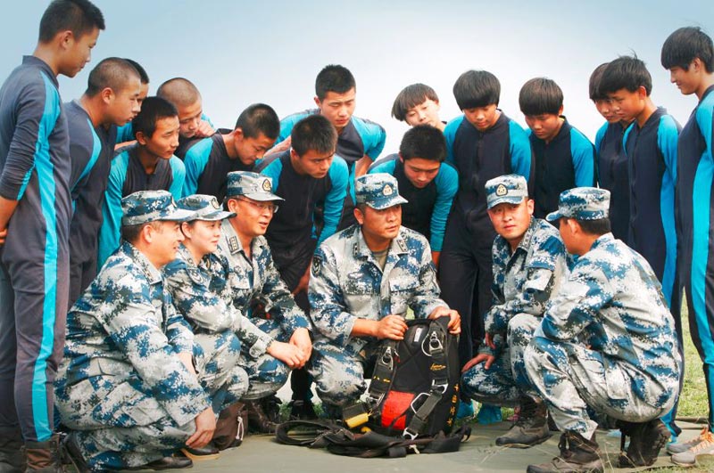 揭秘八一跳傘隊:“魔鬼訓(xùn)練”每天摔30下