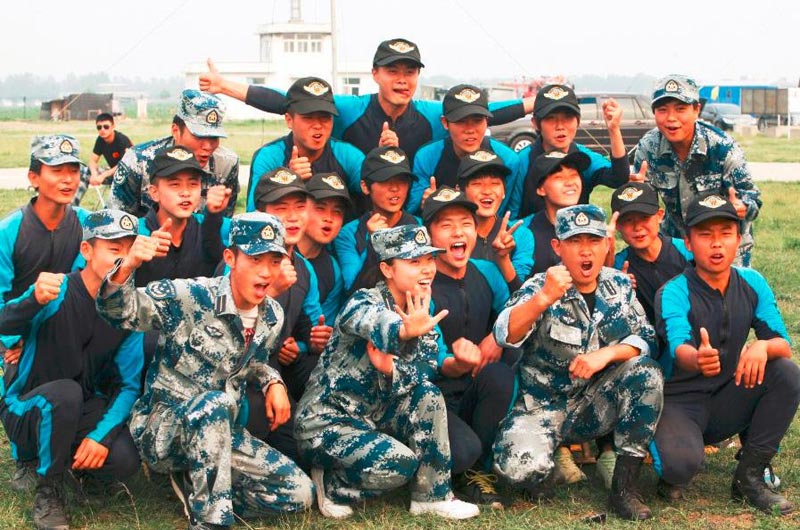 揭秘八一跳傘隊:“魔鬼訓練”每天摔30下