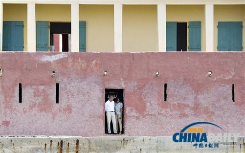 奧巴馬訪非第一天參觀原奴隸販運港 自稱將推進人權