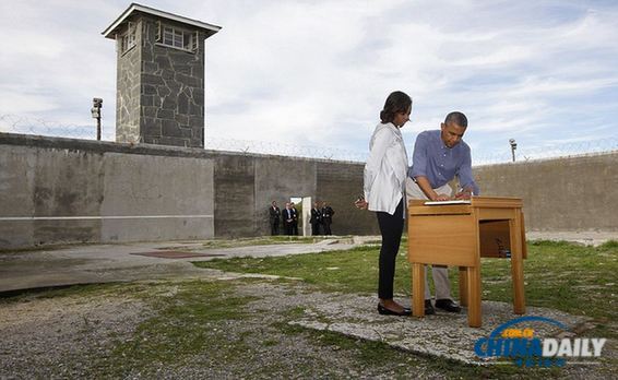 奧巴馬參觀曼德拉被囚18年監(jiān)獄 留言贊英雄強大精神