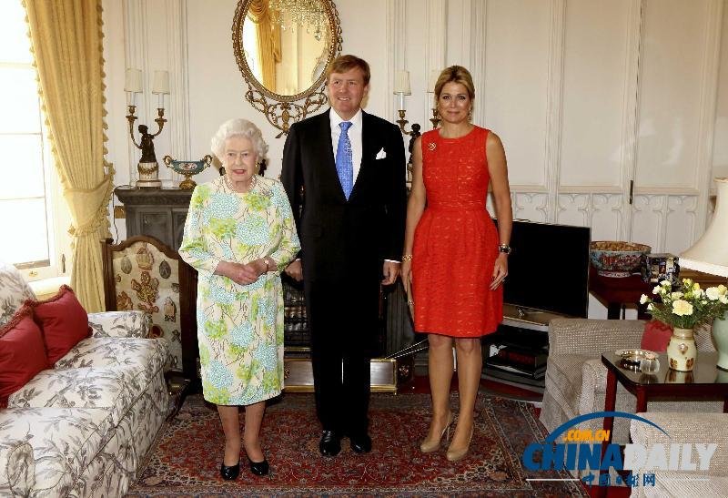 彩虹女王：盤點(diǎn)英國女王夏日靚麗著裝（組圖）
